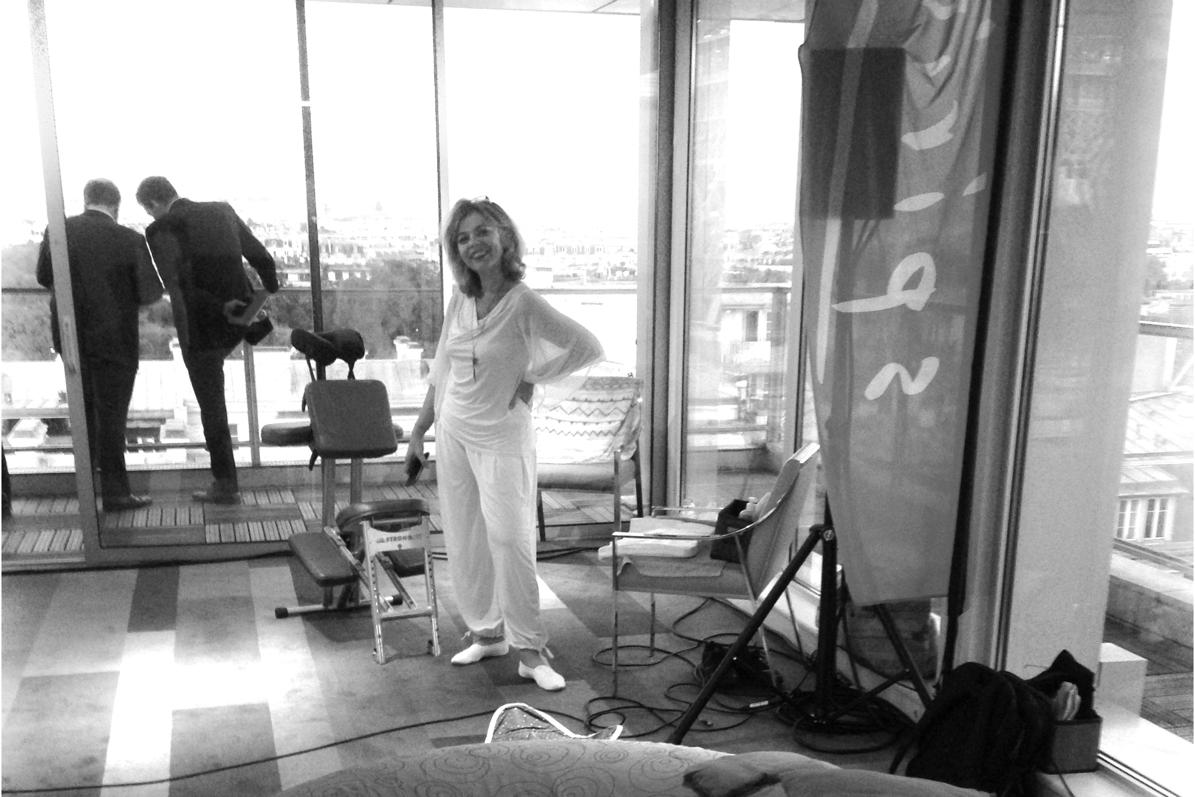 Evelyne Perronnet devant une chaise ergonomique de massage dans un open-space.