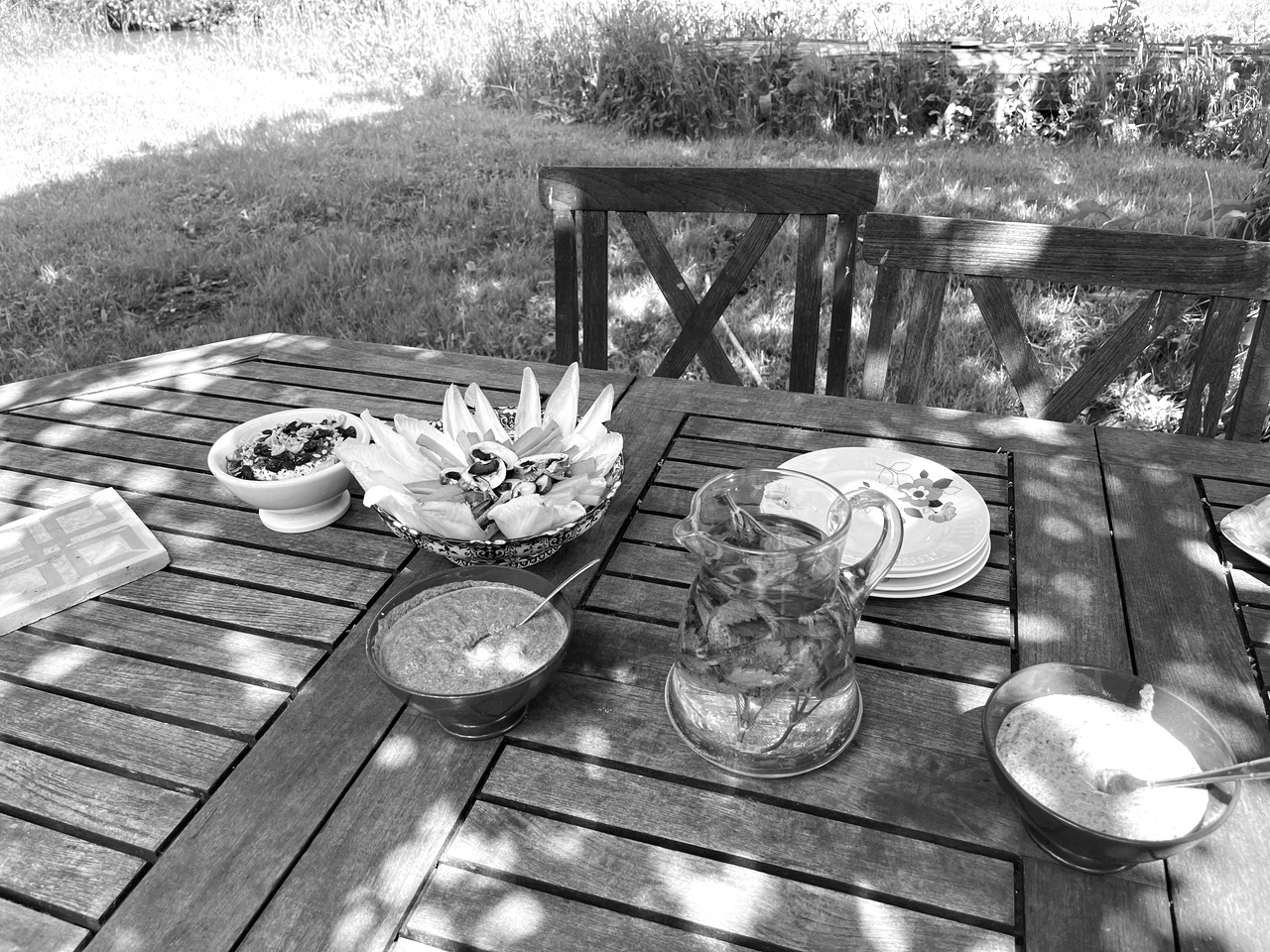 table de jardin dressée pour un déjeuner bucolique